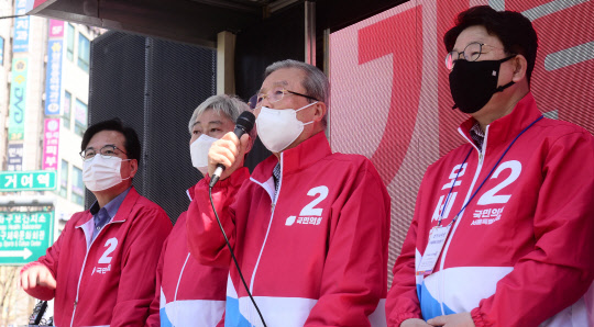 김종인 국민의힘 비상대책위원장이 30일 오후 서울 송파구 거여역사거리에서 4.7 재보궐선거 오세훈 서울시장 후보 지원유세를 하고 있다.[사진=연합뉴스]